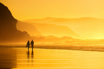 Keuken achterwand Strand zonsondergang Romantische wandeling op strand bij schemering  © mimadeo