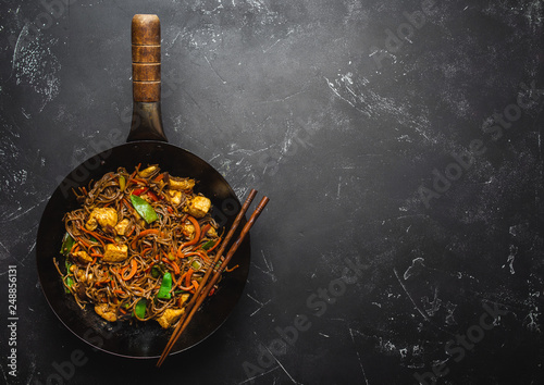 Tableau sur toile Stir fry noodles with chicken and vegetables