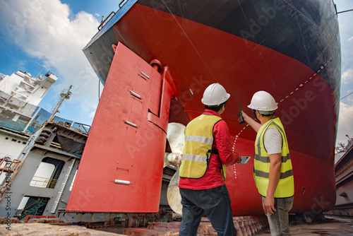 Fotografía inspector, port controler, surveyor, foreman inspecting the final repairing of p