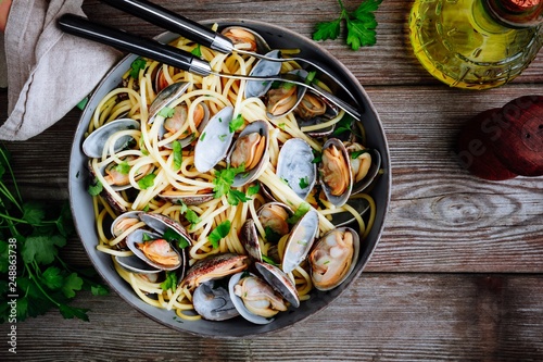 Obraz na plátne Traditional italian seafood pasta with clams Spaghetti alle Vongole in the pan