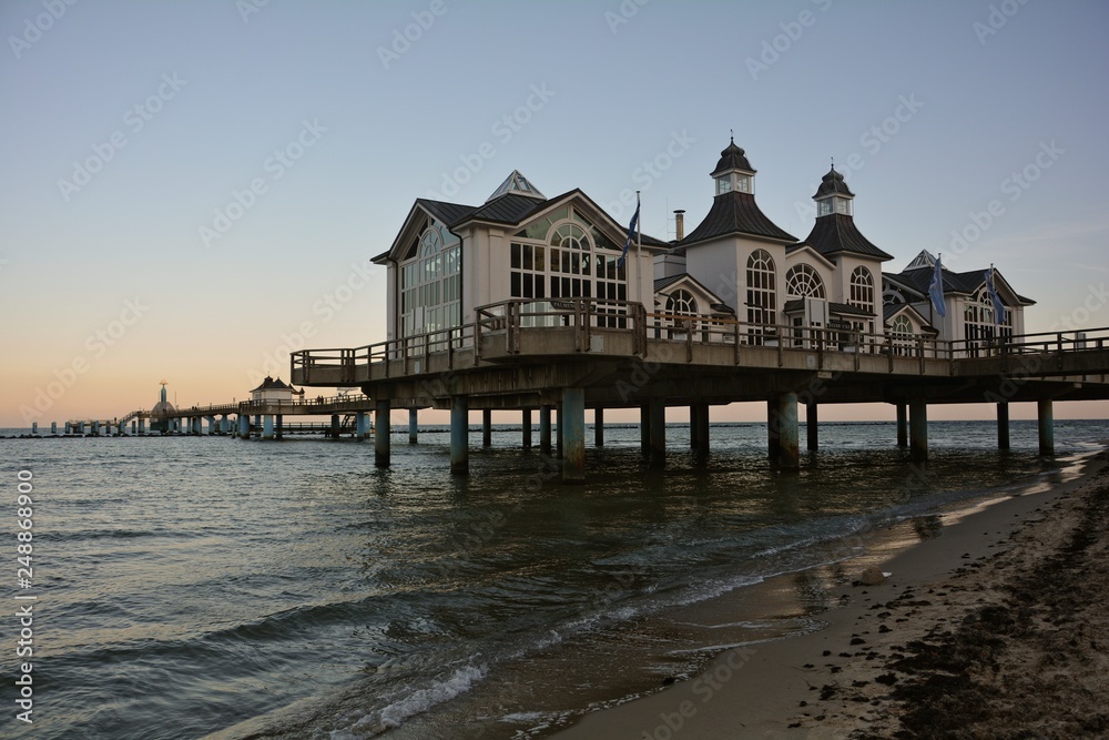 Historische Seebrücke vom Sandstrand aus, in Sellin auf Rügen in ...
