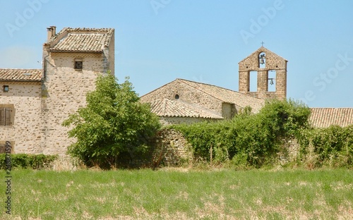 Chiesa romanica di pietra nella campagna della Provenza, Francia photo