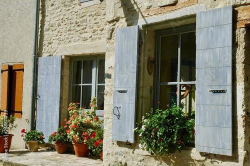 Casa di pietra con le imposte azzurra  Provenza  Francia
