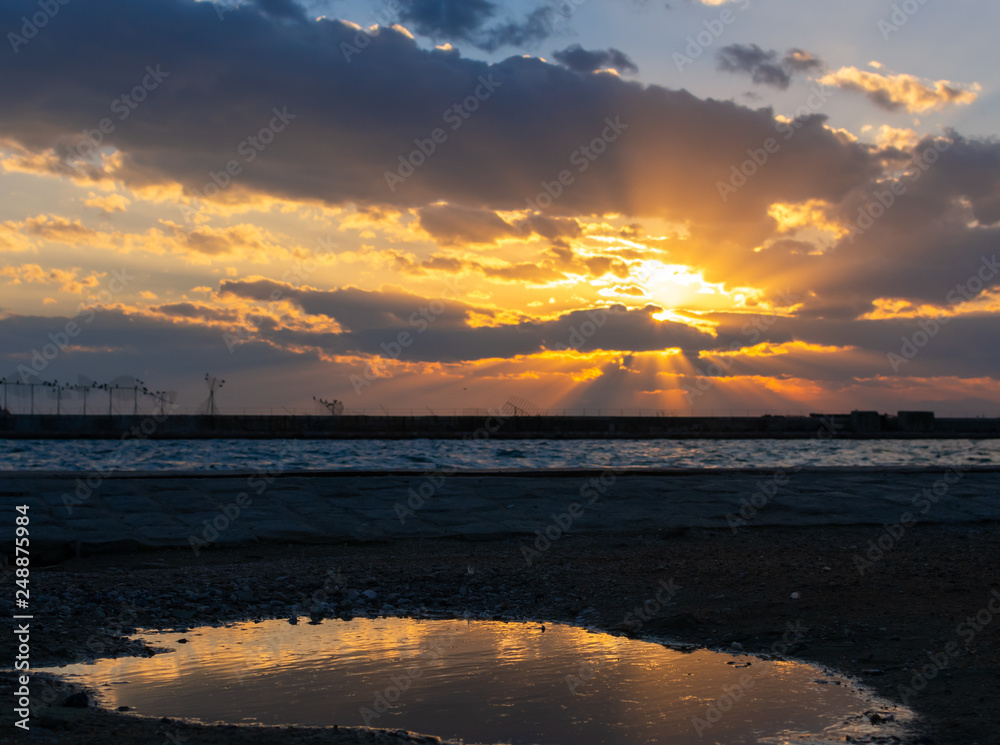 Obraz premium Beautiful sunset captured by the moment the sun is going down in the sea