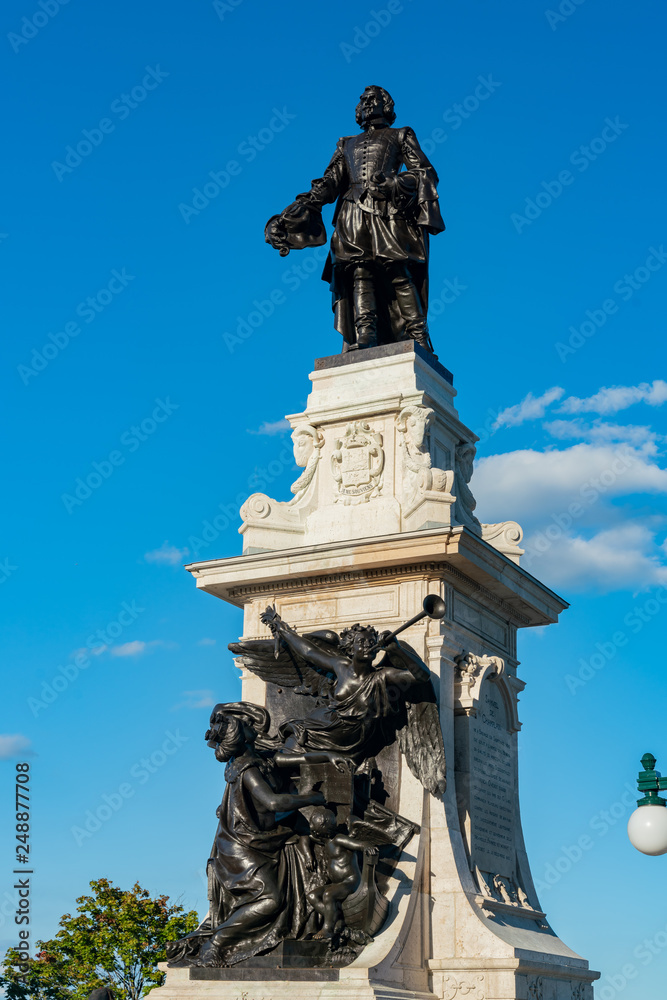 Obraz premium Afternoon sunny view of the Monument Samuel-De Champlain