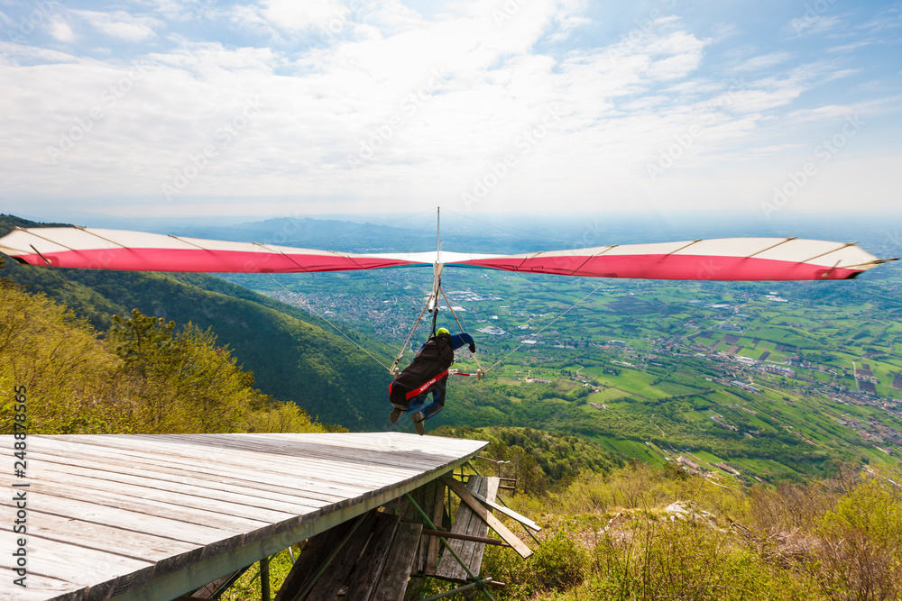 Hang-glider in Mount Grappa
