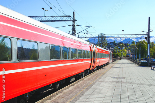 노르웨이 소도시 보스(Voss) 기차역에 정차한 빨간색 열차