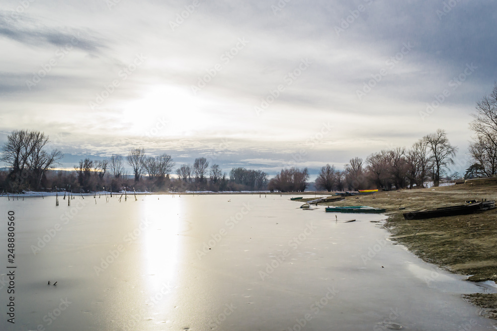 Obraz premium Sunset over the lake in the winter