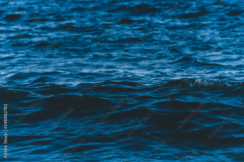 Fototapeta premium Gentle wave pattern with bright reflections