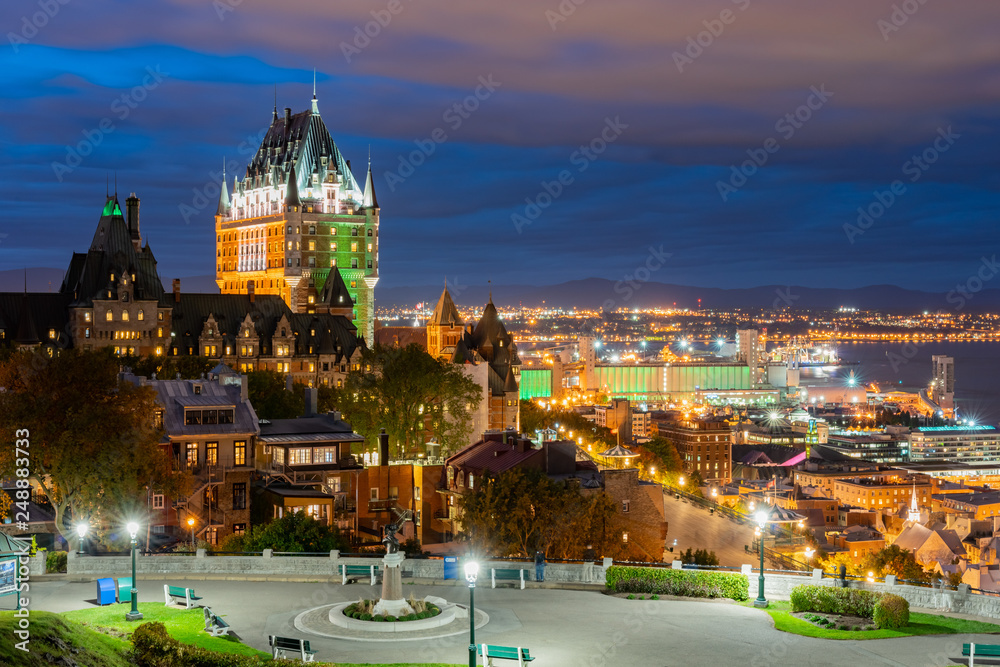 Obraz premium Night view of the famous Fairmont Le Château Frontenac