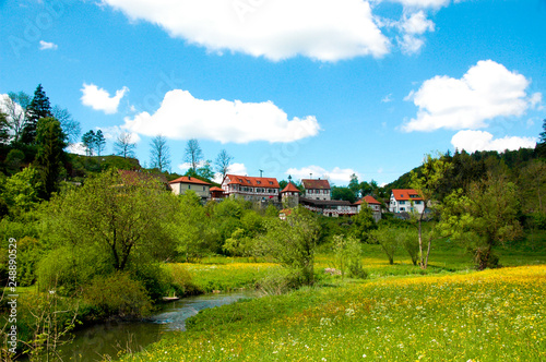 Kleines Dorf auf der Schwäbischen Alb, Deutschland