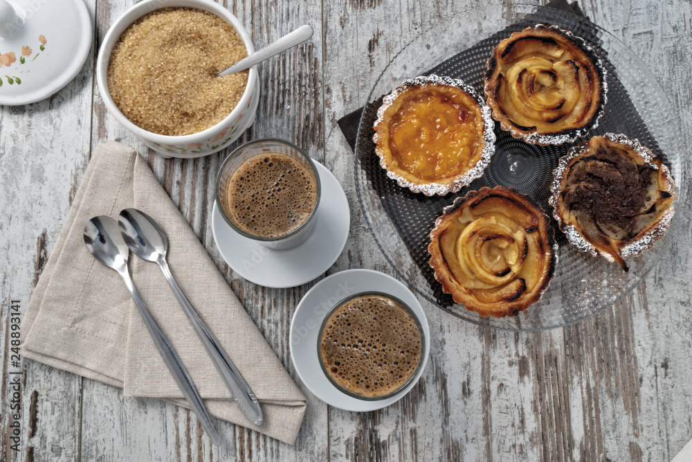 caffè e latte con pasticcini dall'alto caffè e latte con pasticcini dall'alto