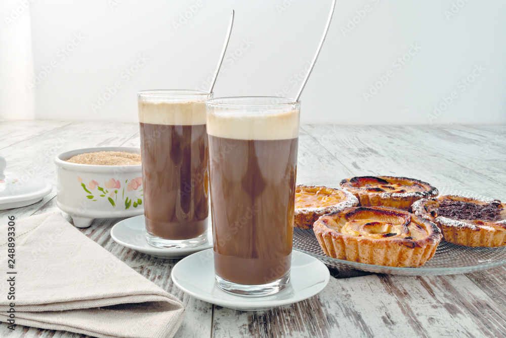 caffè e latte con pasticcini fronte caffè e latte con pasticcini fronte
