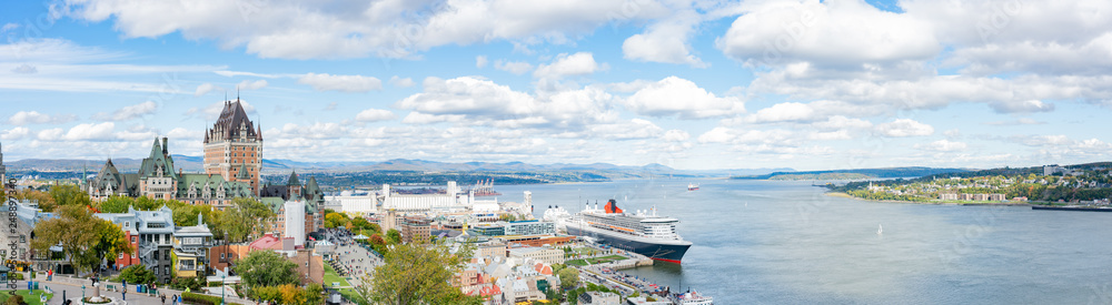 Obraz premium Widok zewnętrzny słynnego Fairmont Le Château Frontenac