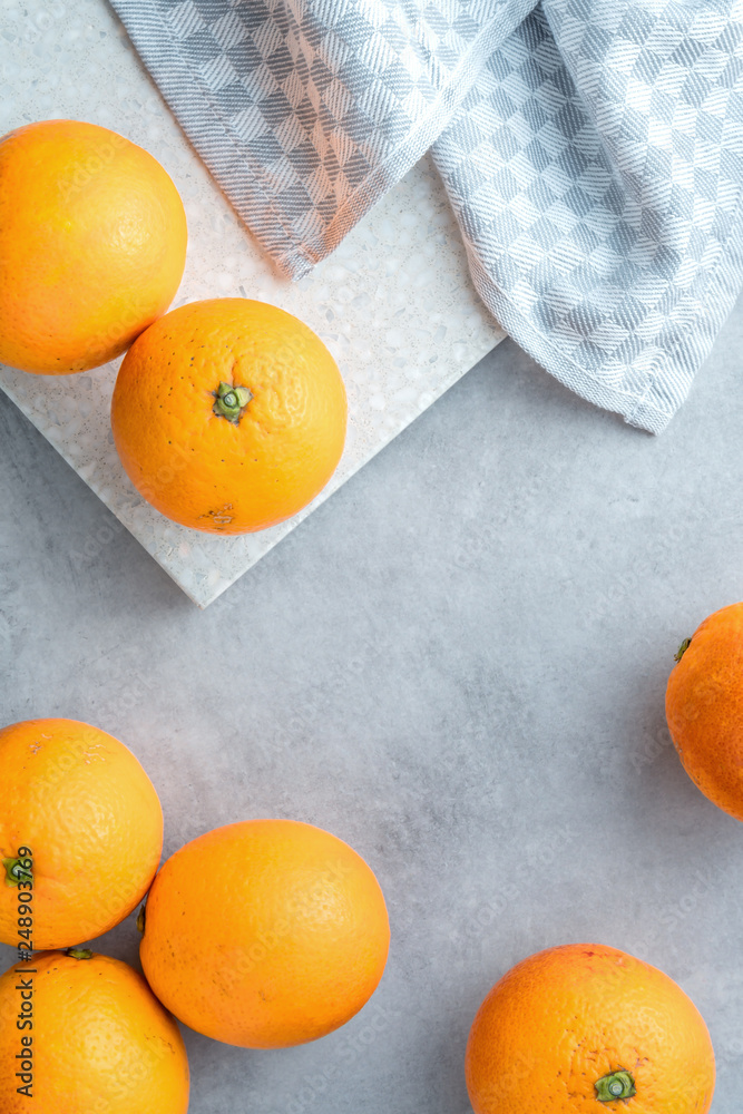 Orangen / Blutorangen auf einem hellen Hintergrund