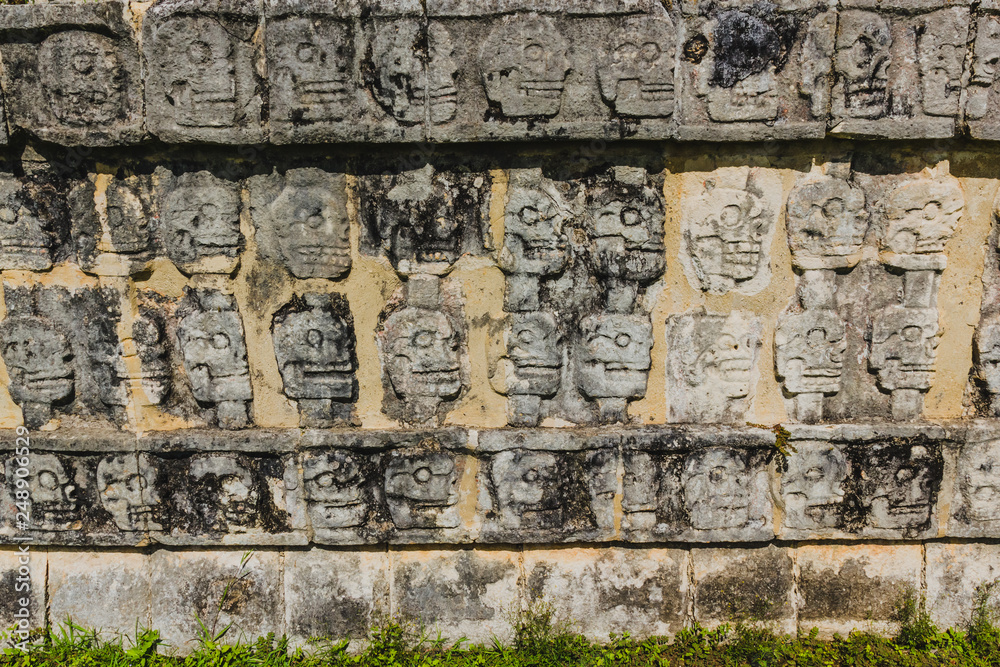 Totenkopf Wand der alten Maya Stätte, chichén itzá, Mexiko Totenkopf Wand der alten Maya Stätte, chichén itzá, Mexiko