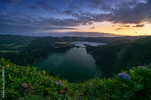 Sonnenaufgang über dem Kraterrand, Sete Citades, Lagoa Azul, Azoren