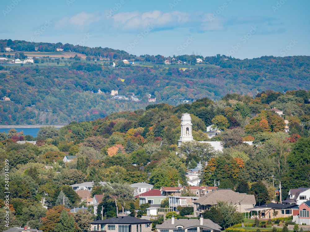 Naklejka premium Afternoon sunny view of Levis city, church with fall color