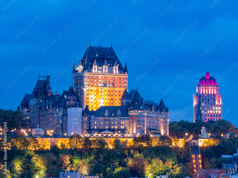 Fototapeta premium Night view of the Quebec city skyline with Fairmont Le Château Frontenac