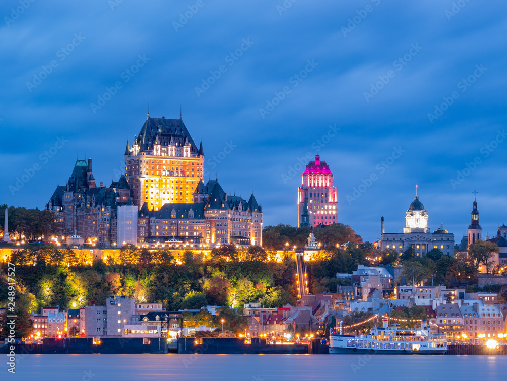 Fototapeta premium Nocny widok na panoramę miasta Quebec z Fairmont Le Château Frontenac