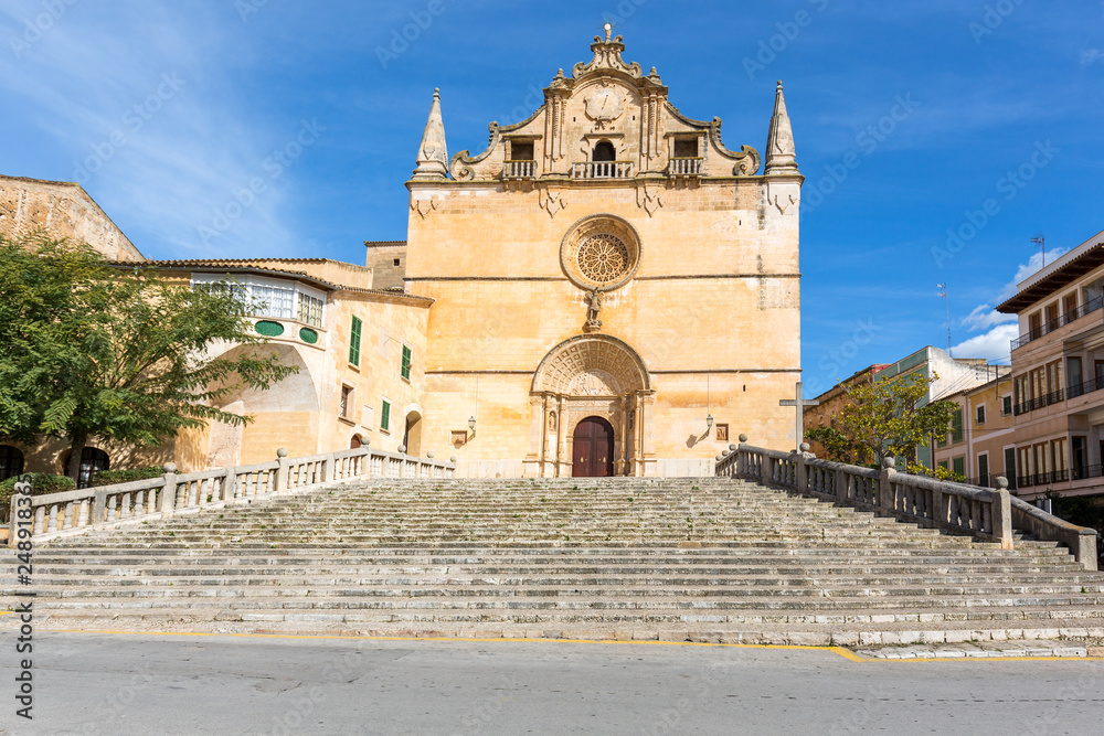 Langer Treppenaufstieg zur mediterranen Kathedrale bei strahlend blauem Himmel