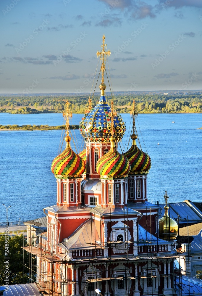 Obraz premium Architecture and nature of Nizhny Novgorod, Russia. Nativity (Stroganoff's) Church, also known as the Cathedral of the Blessed Virgin Mary. Popular touristic city situated on the Volga river.