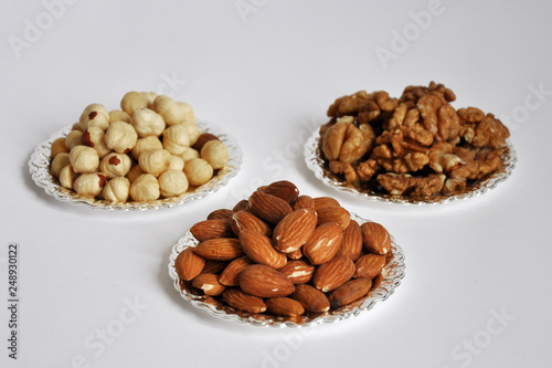 Fototapeta Naklejka Na Ścianę i Meble -  mixed nuts in a bowl isolated on white background