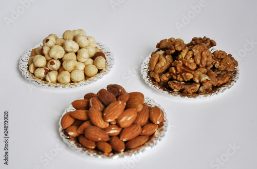 Fototapeta Naklejka Na Ścianę i Meble -  mixed nuts in a bowl isolated on white background