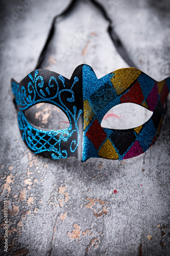Maska teatralna. Kolorowa maska zakrywająca oczy.