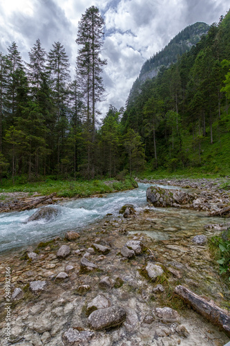 Fluss ( Partnach ) in den Süddeutschen Alpen im Wettersteingebirge