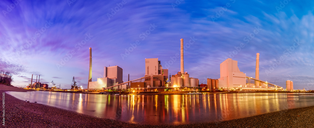 Großes Kohlekraftwerk das direkt am Rhein in Mannheim liegt