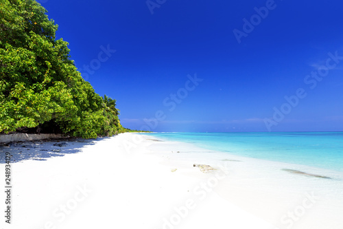 Fototapeta Naklejka Na Ścianę i Meble -  White sandy beach on Maldives island