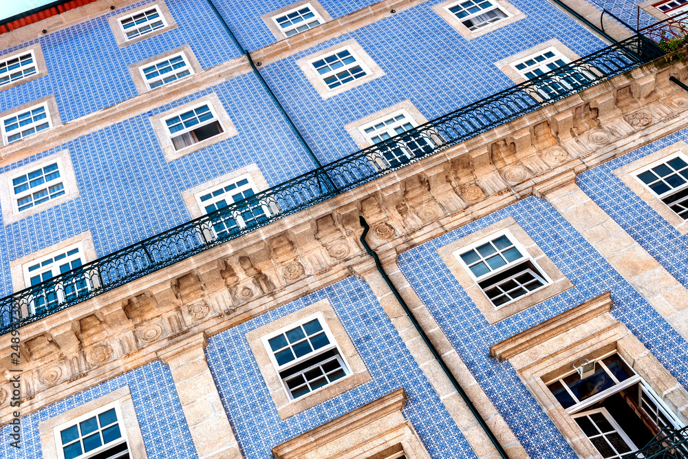 Nahaufnahme einer historischen Gebäudefassade in Porto´s Altstadt mit den typischen, blauen Azulejo-Keramikfliesen