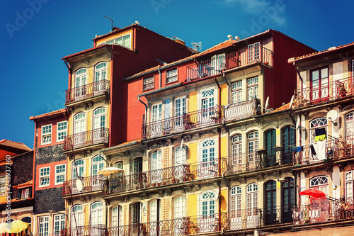 Historische Häuserfassade in der Altstadt Foz Velha von Porto am Ufer des Douro-Flusses