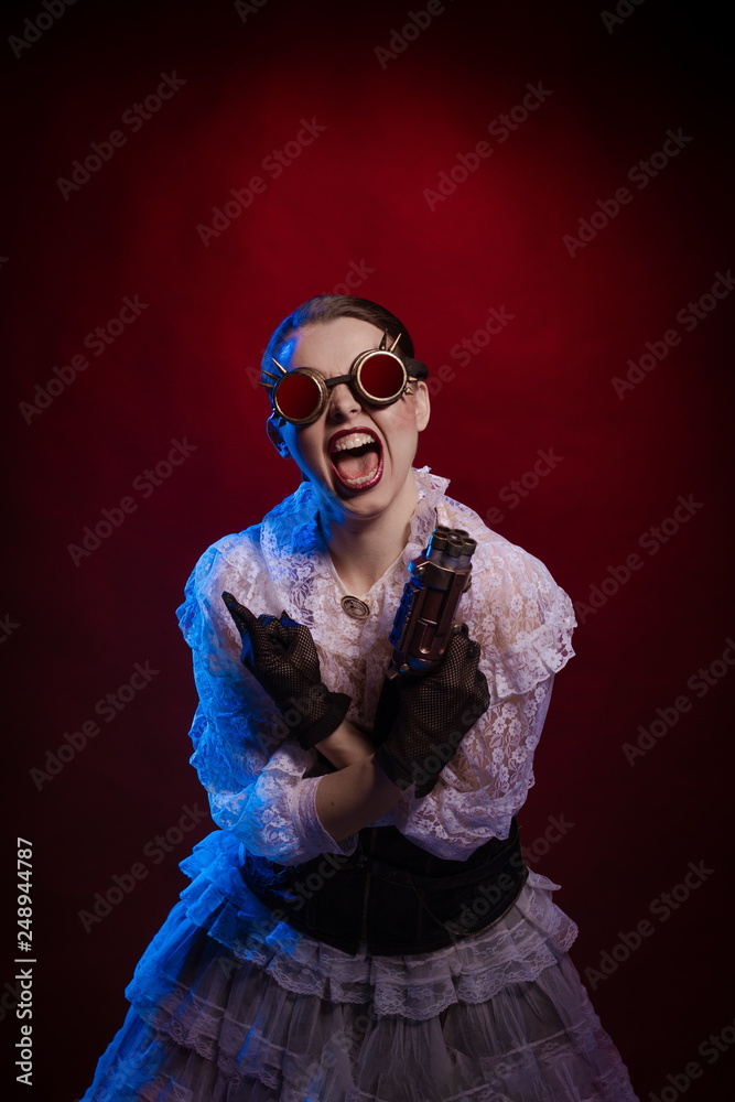 Plakat Emocjonalna kobieta w steampunk kostiumu pozuje w błękitnym i czerwonym scenie zaświeca