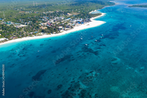 Z lotu ptaka piękna tropikalna wyspa Zanzibar. morze na plaży Zanzibar, Tanzania.