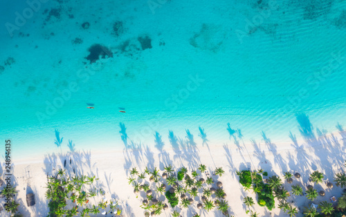 Z lotu ptaka piękna tropikalna wyspa Zanzibar. morze na plaży Zanzibar, Tanzania.