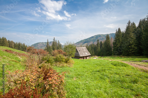 Obraz na płótnie Wooden thatch over mountains walkway scenery w salonie
