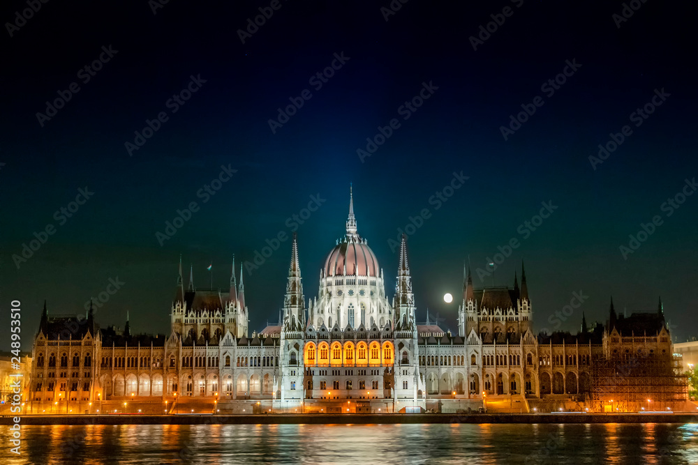 Fototapeta premium Hungary parliament building at night