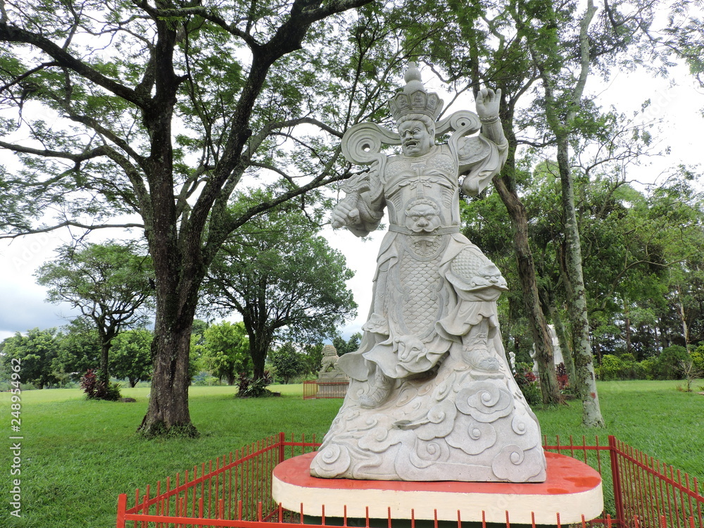 Obraz premium statue in park