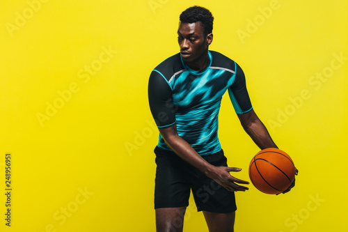 Man practicing basketball © Jacob Lund