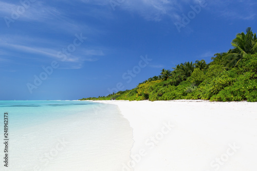 Fototapeta Naklejka Na Ścianę i Meble -  White sandy beach on Maldives island