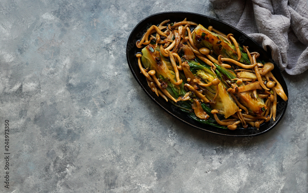 Foto de Bok choy o pak choi cabbage with shimeji mushrooms and Oyster sauce, garlic, typical