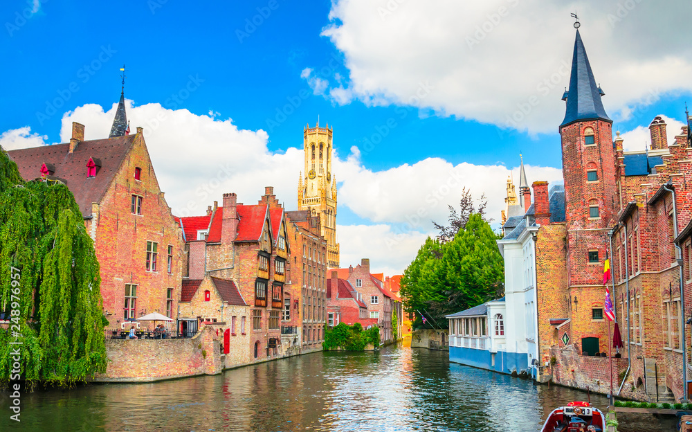 Obraz premium Piękny kanał i tradycyjne domy na starym mieście w Brugii (Brugge), Belgia