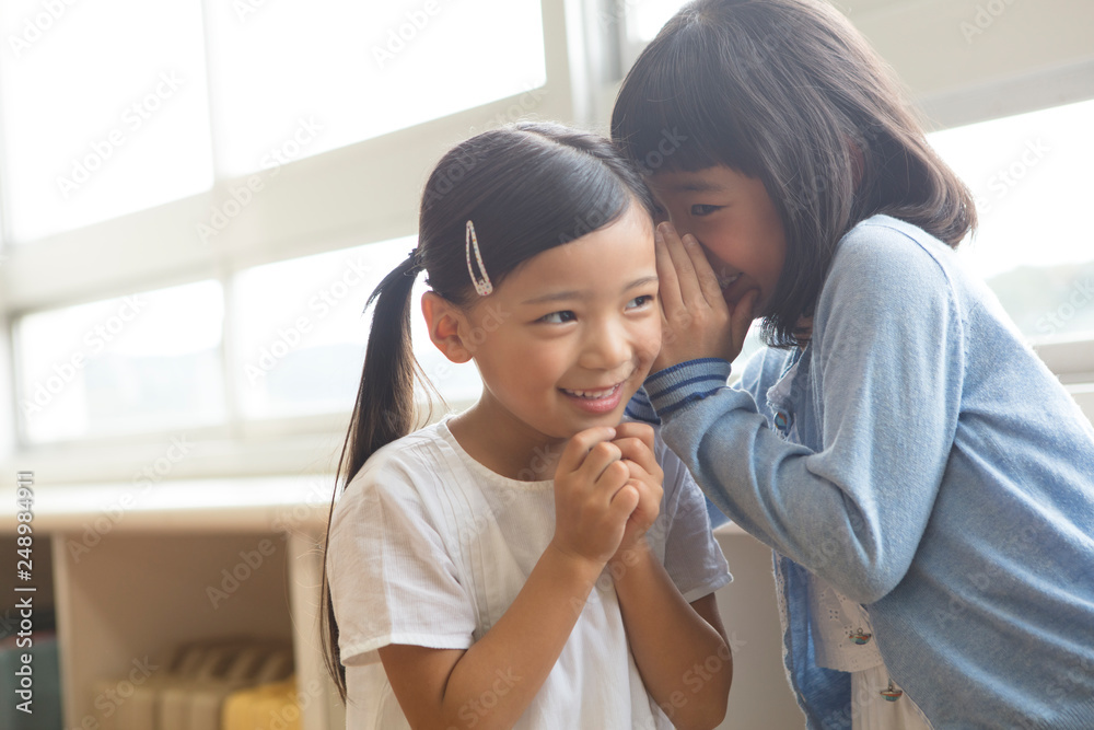 教室で内緒話をする女の子2人 Stock Photo Adobe Stock