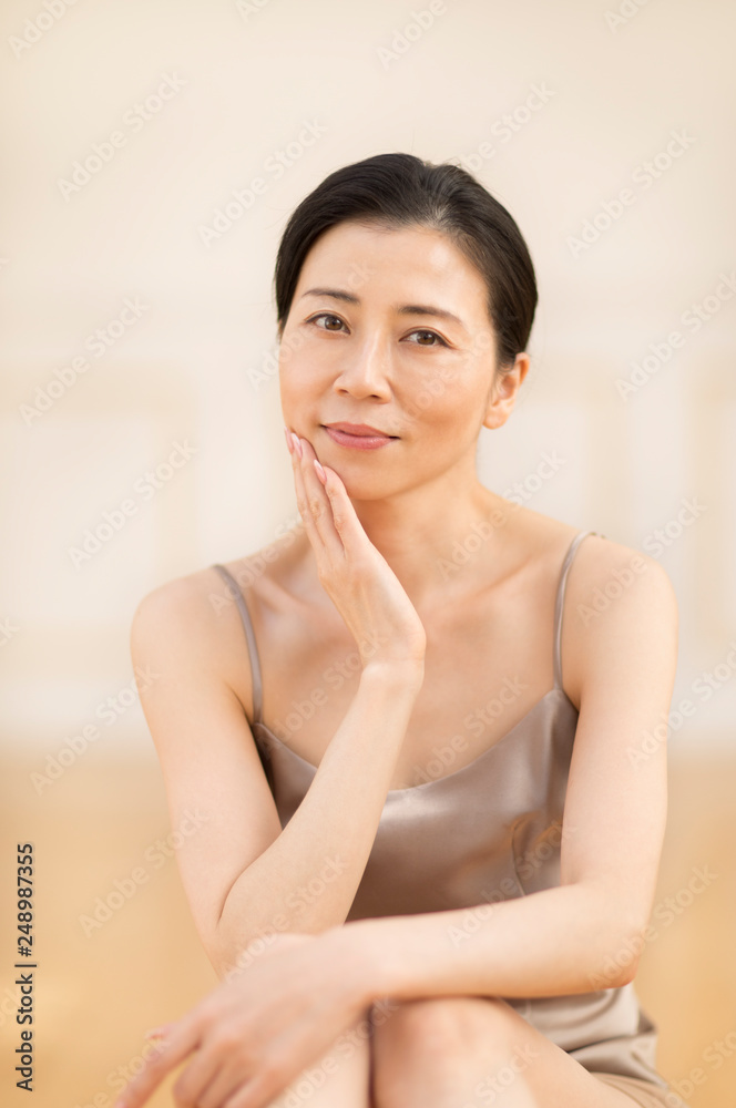 頬に片手を添える女性 頬に片手を添える女性