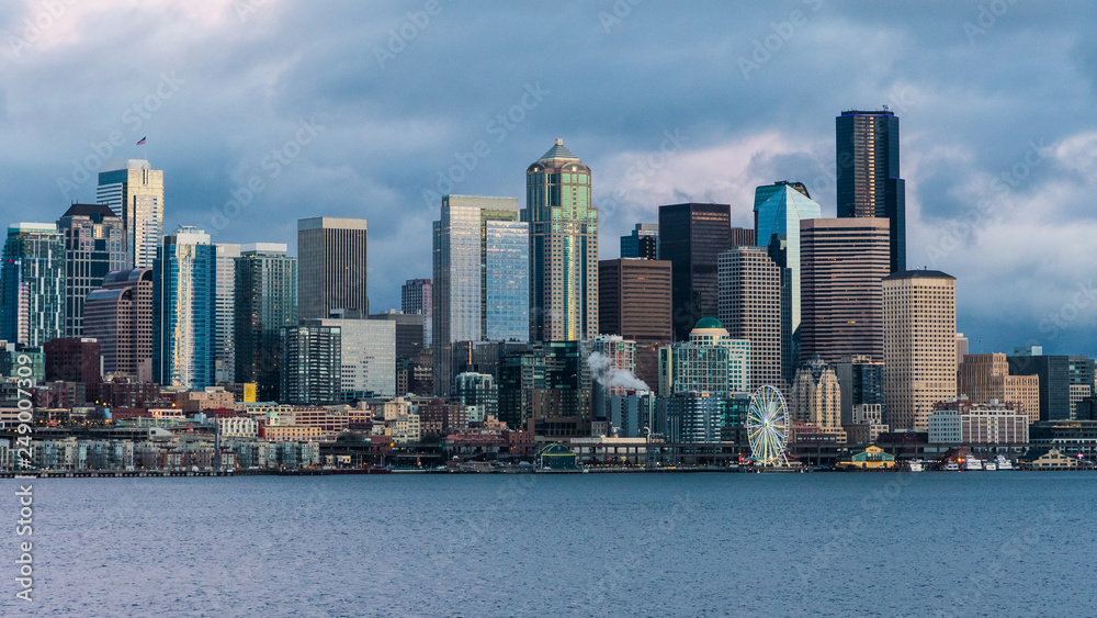 Fototapeta premium Seattle skyline at dusk