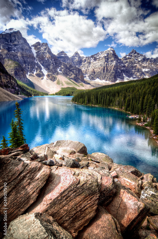 Naklejka premium Panoramic view of Moraine Lake in Alberta, Canada
