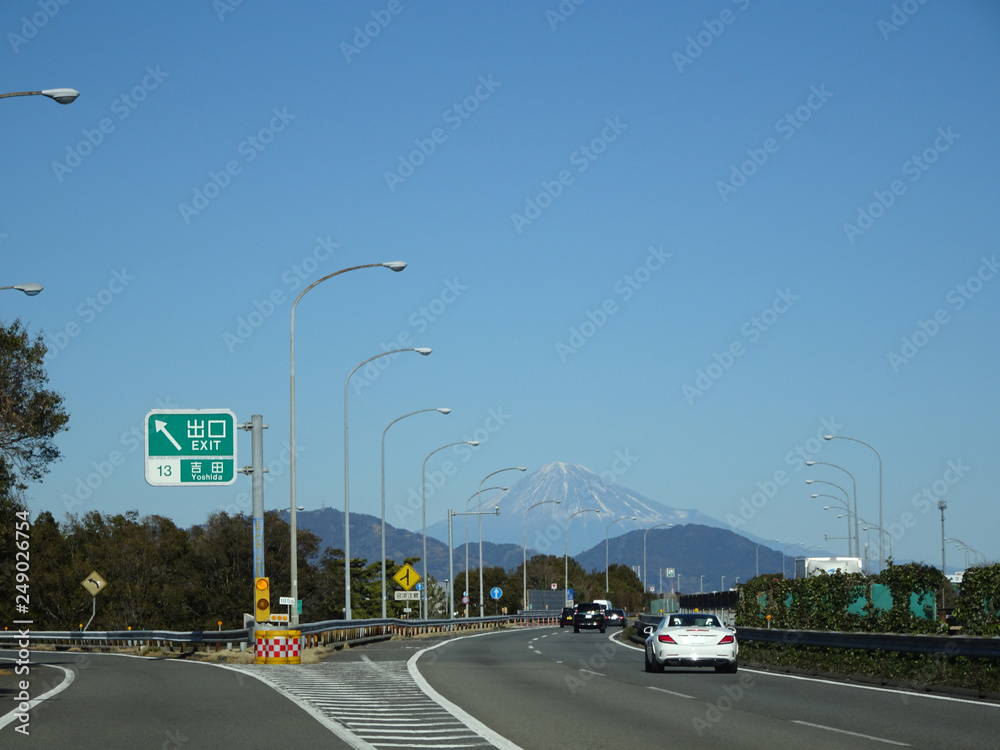 高速道路で富士山が見えた時の写真