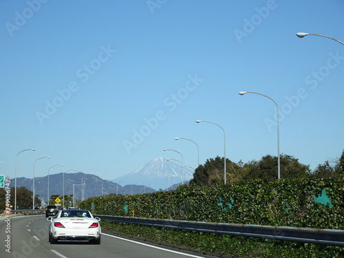高速道路で富士山が見えた時の写真 ©  みやもとかずみ